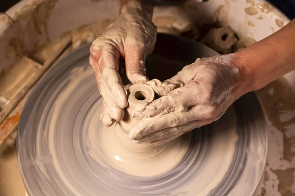 Профессиональный гончарный кубок в мастерской по керамике — стоковое фото