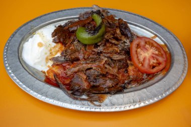 Geleneksel lezzetli Türk yemekleri; Hünkar (Iskender kebap