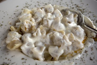 Geleneksel lezzetli Türk yemekleri; Manti. Gıda kavramı fotoğraf.