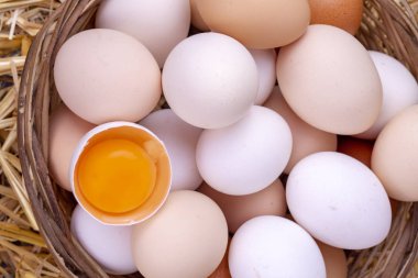 Kuru saman içinde çiğ yumurta. Gıda kavramı fotoğraf. 