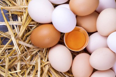 Kuru saman içinde çiğ yumurta. Gıda kavramı fotoğraf. 