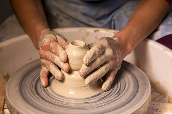 Профессиональный гончарный кубок в мастерской по керамике — стоковое фото