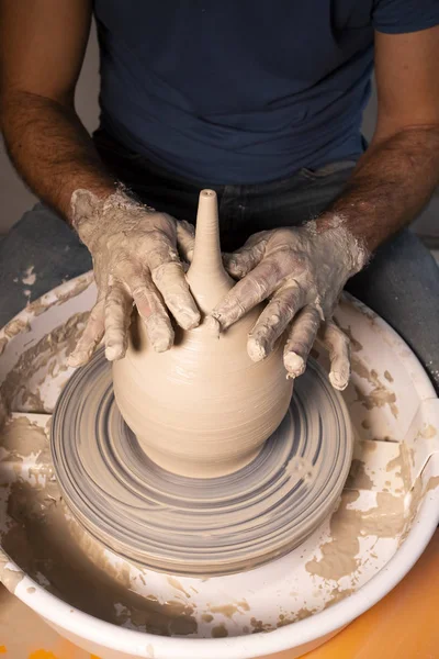 Professional potter making bowl in pottery workshop — Stock Photo, Image