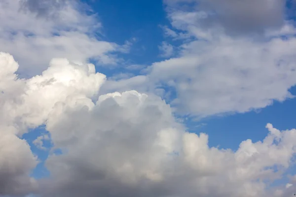 Der weite blaue Himmel und der Wolkenhimmel — Stockfoto