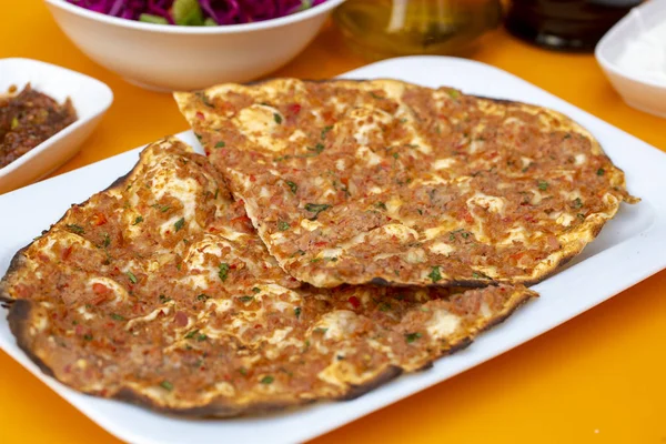 Традиционные вкусные турецкие блюда; турецкая пицца (Lahmacun ) — стоковое фото