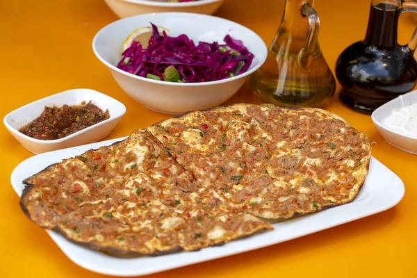 Традиционные вкусные турецкие блюда; турецкая пицца (Lahmacun ) — стоковое фото