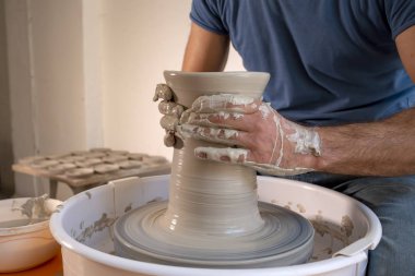 Çömlek atölyesinde, stüdyoda kase yapan profesyonel çömlekçi..