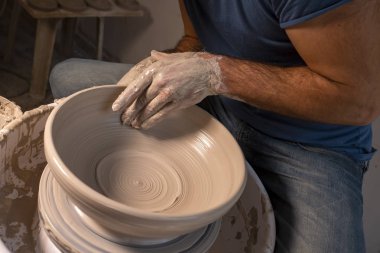 Çömlek atölyesinde, stüdyoda kase yapan profesyonel çömlekçi..