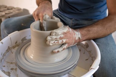 Çömlek atölyesinde, stüdyoda kase yapan profesyonel çömlekçi..