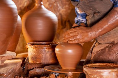 Çömlek atölyesinde, stüdyoda kase yapan profesyonel çömlekçi..