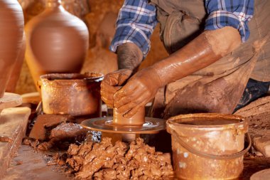 Çömlek atölyesinde, stüdyoda kase yapan profesyonel çömlekçi..