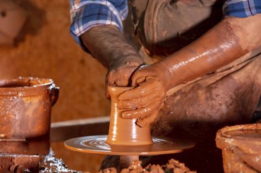 Çömlek atölyesinde, stüdyoda kase yapan profesyonel çömlekçi..