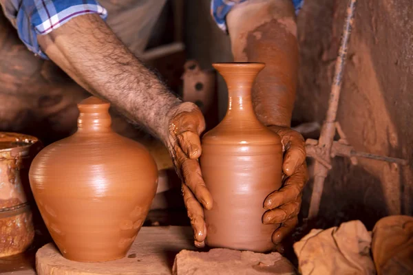 Professional potter making bowl in pottery workshop, studio. — Stock Photo, Image