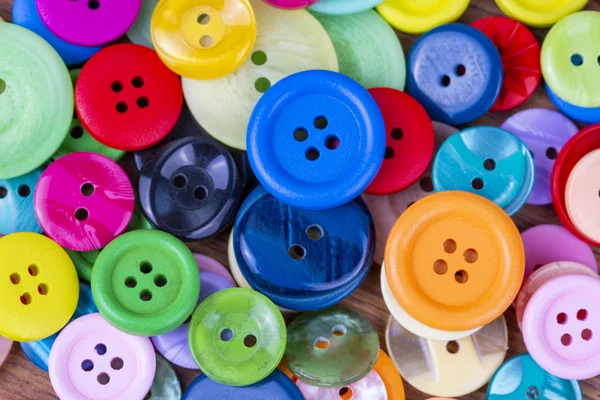 Dikiş düğmeleri arka plan. Renkli dikiş düğmeleri doku — Stok fotoğraf