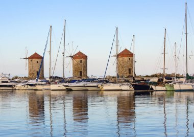 Rodos Adası / Yunanistan, Yunan Adası. Yel değirmeni ve deniz. Seyahat c
