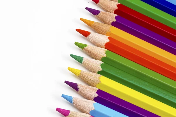 하얀 배경에 분리 된 컬러 연필 . 클로즈업. — 스톡 사진