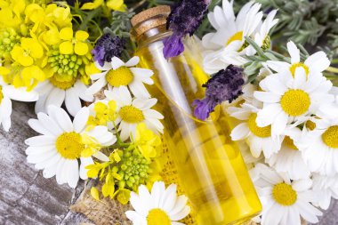 Karışık bitkisel yağ. Uçucu yağ çeşitli. Renkli çiçekler.