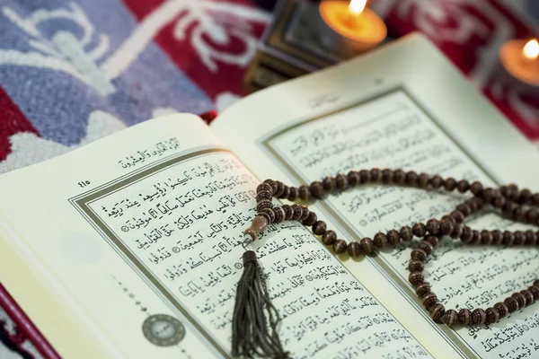 Libro islámico Corán con rosario sobre fondo — Foto de Stock