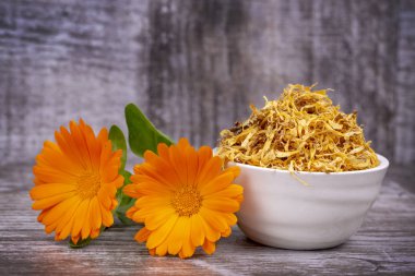 Taze ve kuru calendula officinalis bitkisel çiçekler
