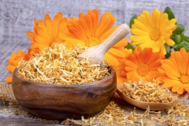 Taze ve kuru calendula officinalis bitkisel çiçekler