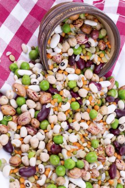 Beyaz arka planda izole edilmiş karışık kurutulmuş baklagiller ve tahıllar,