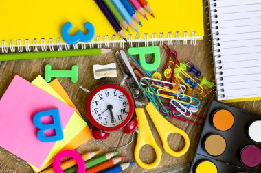 Kırtasiye renkli yazı araçları aksesuarları kalem kalem, colo