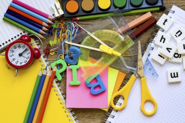 Kırtasiye renkli yazı araçları aksesuarları kalem kalem, colo