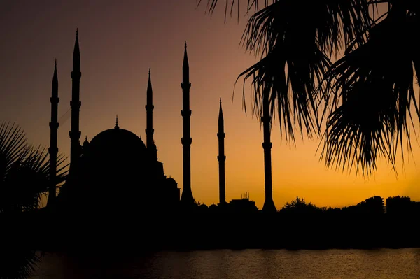 Φωτογραφία ταξιδιωτικής ιδέας. Κεντρική Τζαμί Adana Sabanci Τουρκίας. — Φωτογραφία Αρχείου