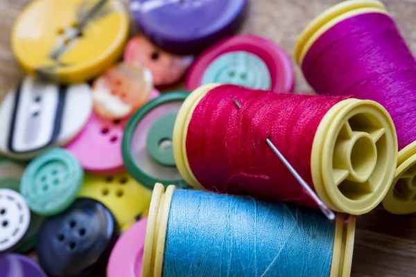Colorido hilo de coser / hilo de coser que está dispuesto y el color —  Fotos de Stock