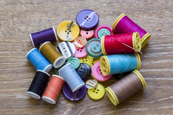 Colorido hilo de coser / hilo de coser que está dispuesto y el color —  Fotos de Stock