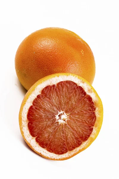 Clippin ile beyaz izole yarım greyfurt narenciye meyve