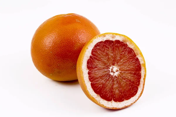 Grapefruitové citrusové plody s polovinou izolované na bílém s clippin — Stock fotografie