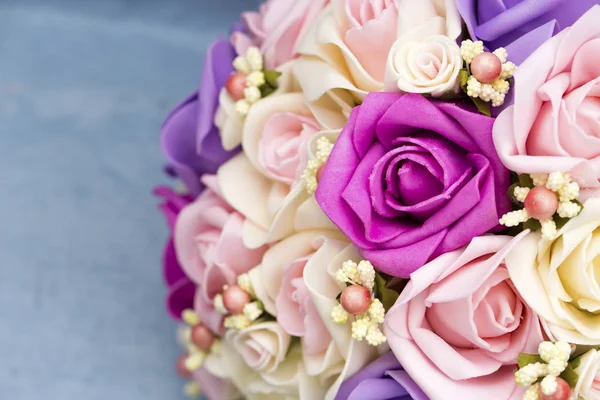 Coloridas flores de boda nupcial sobre el fondo azul — Foto de Stock