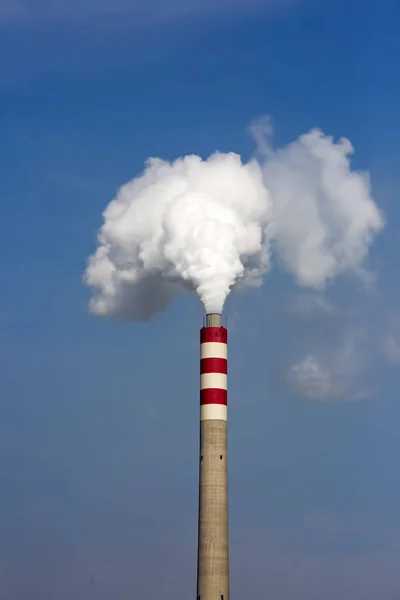 Industriële landschap. Thermische elektriciteitscentrale met rook schoorstenen. — Stockfoto