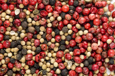 Biber sıcak, kırmızı, siyah, beyaz ve yeşil biber izole karışık