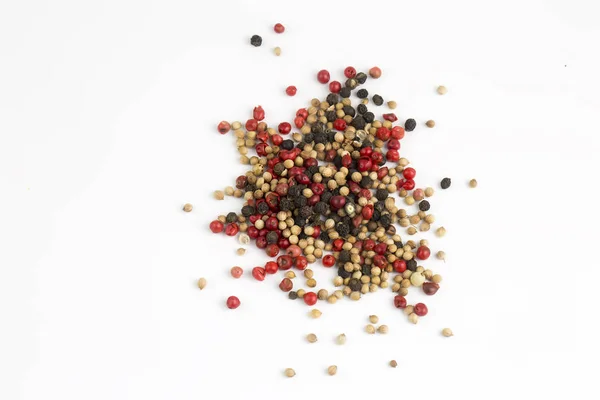 Gemengd van paprika warm, rood, zwart, wit en groen peper isolaat — Stockfoto