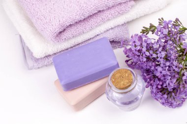 Leylak çiçek sabunu ve uçucu yağ, spa konsepti. 