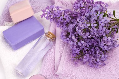 Leylak çiçek sabunu ve uçucu yağ, spa konsepti. 