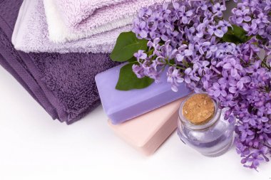 Leylak çiçek sabunu ve uçucu yağ, spa konsepti. 