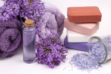 Leylak çiçek sabunu ve uçucu yağ, spa konsepti. 