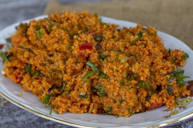 Geleneksel lezzetli Türk yemekleri; bulgur salatası (kisir)