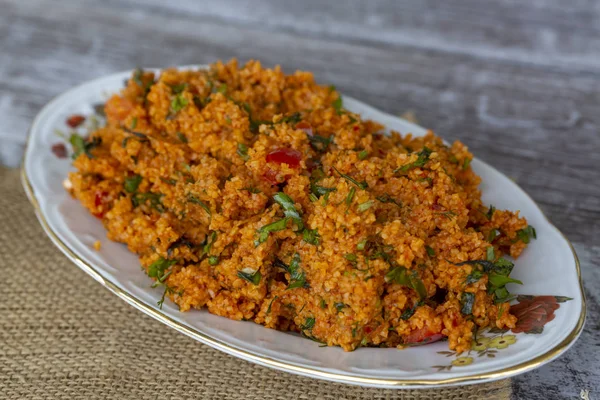 Geleneksel lezzetli Türk yemekleri; bulgur salatası (kisir)