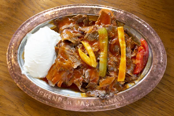 Traditionelle Köstliche Türkische Speisen Gegrilltes Fleisch Iskender Dönerspieß — Stockfoto