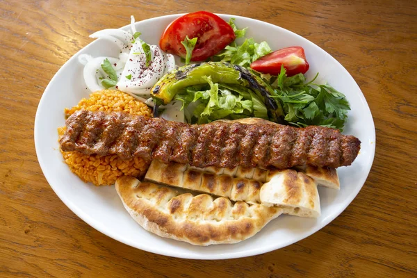 Geleneksel lezzetli Türk yemekleri; ızgara et, Adana kebabı