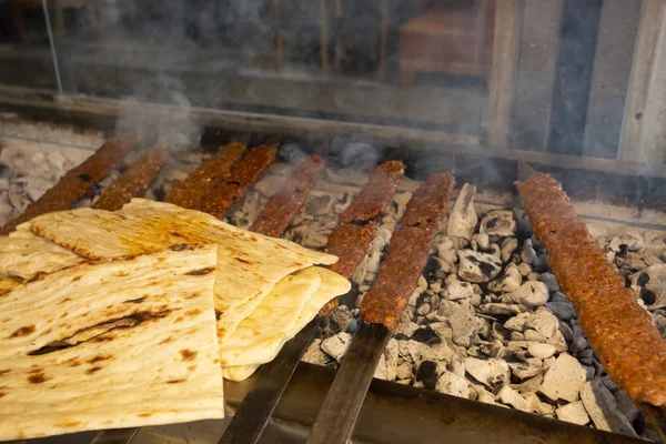 पारंपारिक तुर्की अदाना कबाब स्वयंपाक करण्यास तयार — स्टॉक फोटो, इमेज