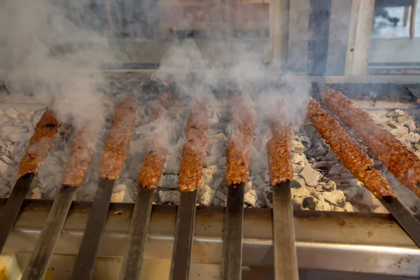 Geleneksel Türk adana kebabı pişirmeye hazır. — Stok fotoğraf