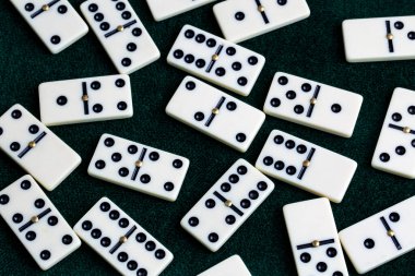 Düşen domino taşları. Domino etkisi. Domino oyunu.