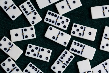 Düşen domino taşları. Domino etkisi. Domino oyunu.