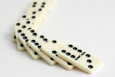 Düşen domino taşları. Domino etkisi. Domino oyunu.