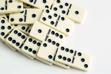 Düşen domino taşları. Domino etkisi. Domino oyunu.